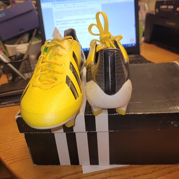 KIDS SOCCER CLEATS. - Picture 2 of 8